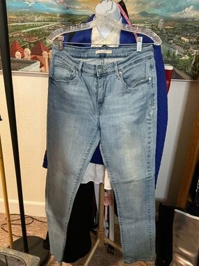 Levi’s 711 Mid-Rise Skinny Jeans Light Wash Denim Size 31